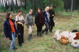 Nasi ochotnicy podczas wspólnego grzybobrania. Od lewej: Julia, Ivy, Aili, Lea, Natalia (z Polski) i Ecki.