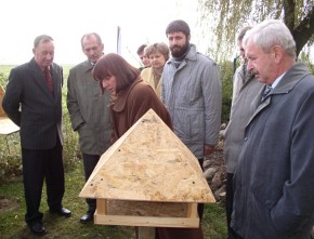 Dyrektorka przedszkola Anna Zalewska opowiada gościom o zajęciach przedszkolaków w „zielonej klasie”