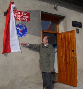 Burmistrz Miasta i Gminy Wielichowo Adam Łaniecki odsłania tablicę z nazwą i logo przedszkola