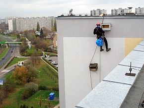 Skrzynki lęgowe dla pustułek montowane są dzięki pomocy alpinistów