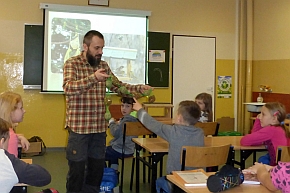 Kule tłuszczowe dla ptaków można obecnie kupić w sklepie, ale warto je wykonać samodzielnie